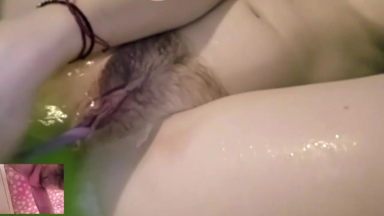 Masturbates In The Bathroom Live