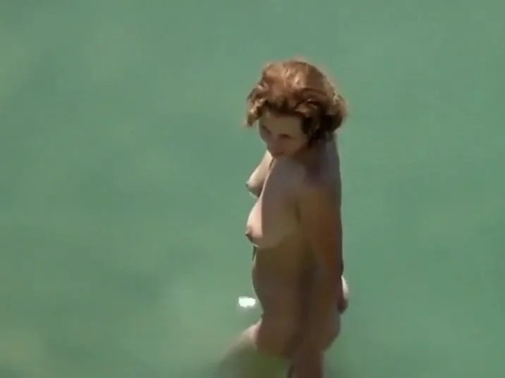 Spying a beach girl's pussy