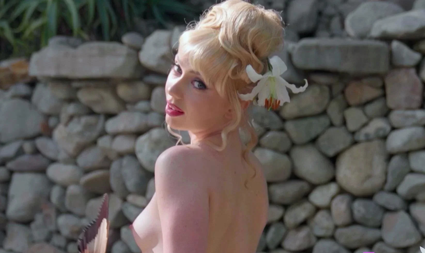 Sexy blonde big ass teen looks amazing
