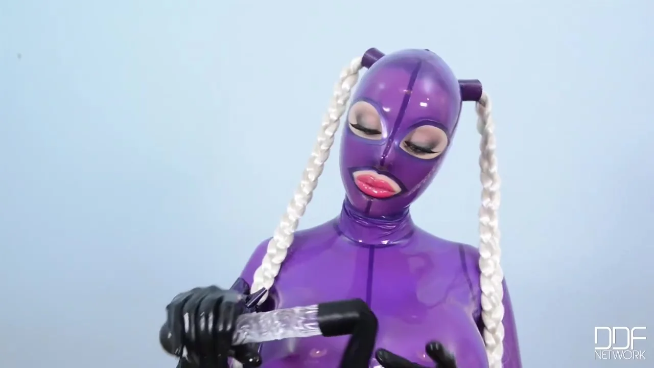 Latex Lucy - She Looms In Latex