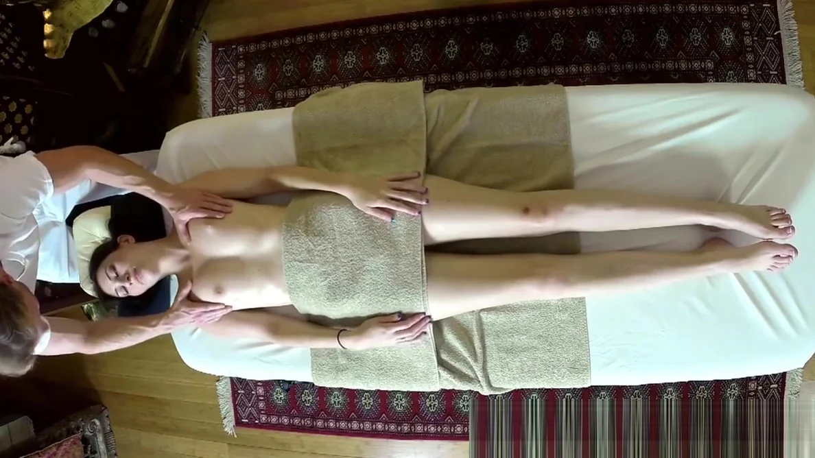 Amateur massage babe doggystyled by masseur