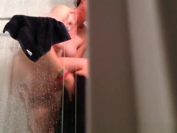 Chubby mature wife spied taking shower