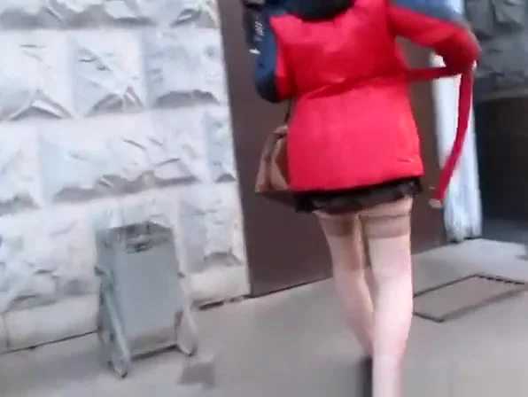 Mature woman in real short skirt upskirted
