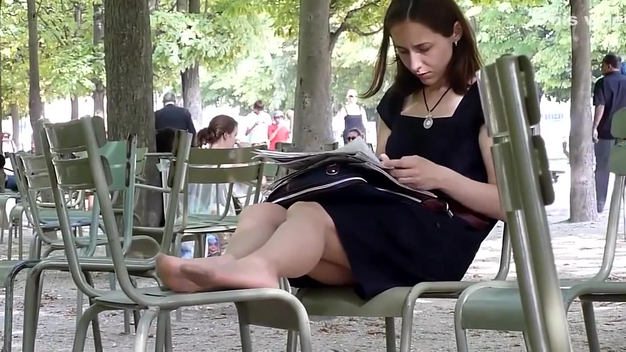 Candid Nylon Shoeplay in the Park