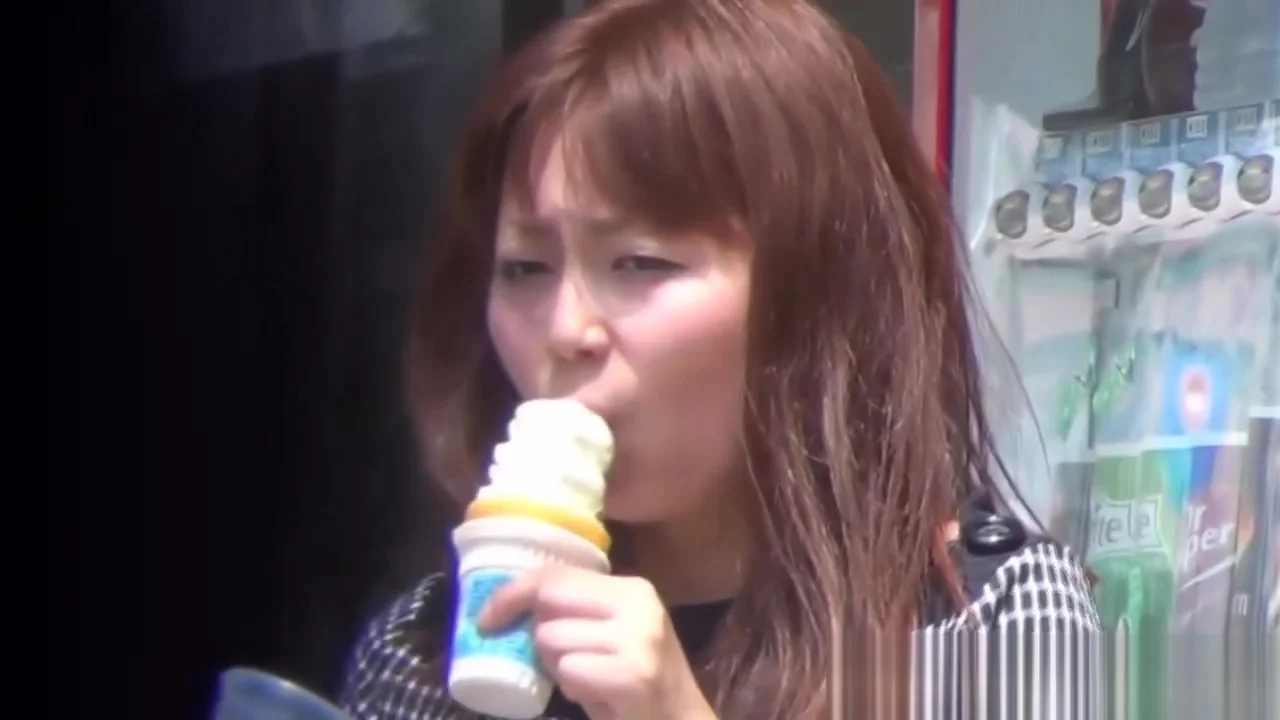 Japanese babes urinating on street