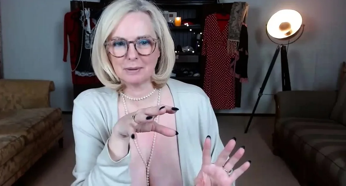 Sexy mature blonde shows how she masturbate