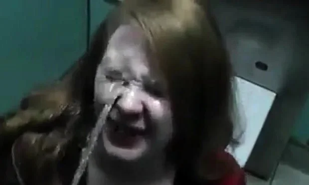 Redhead trinken pissen