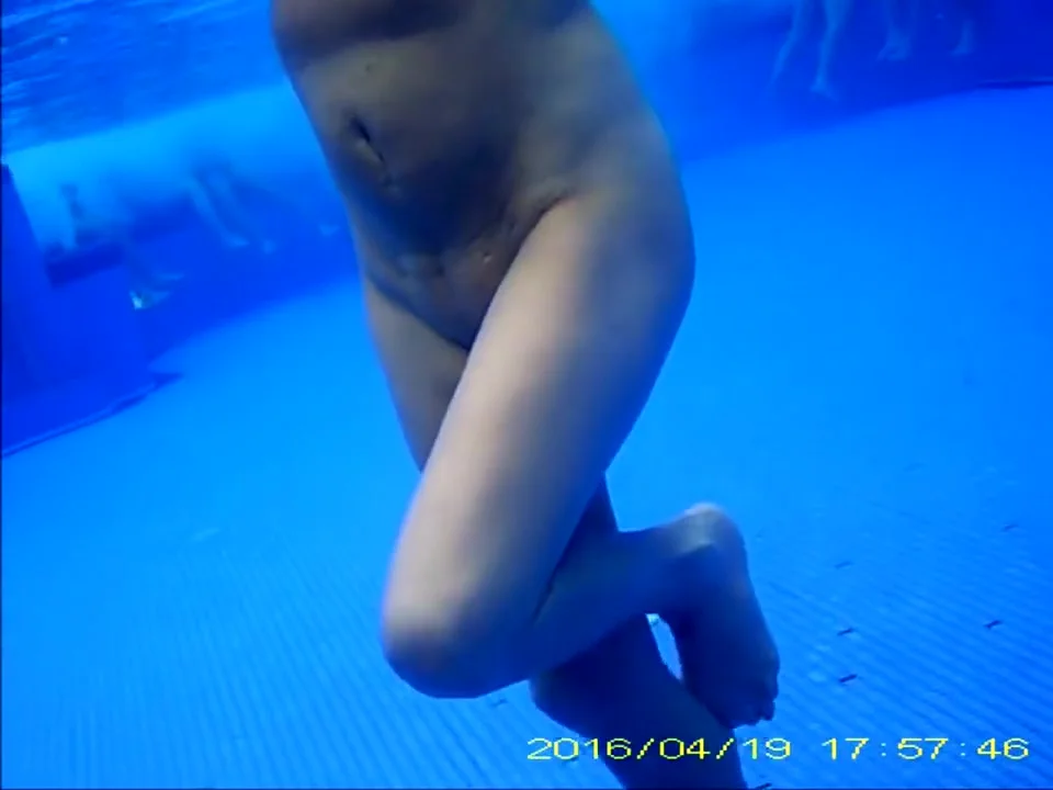 Naughty Hidden Underwater Cam Captures Lovely Naked Bombshe