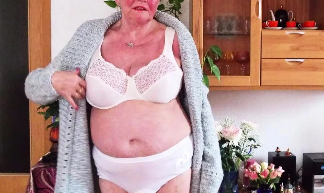 OMAGEIL Amateur Grandmas Let Pics Out Their Home Album