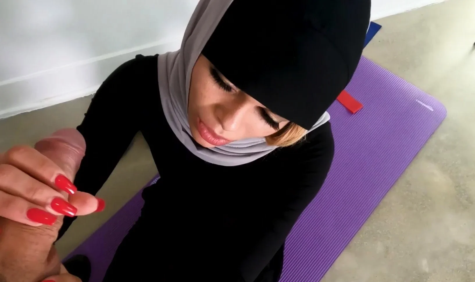 Arab hijab teen fucks personal trainer
