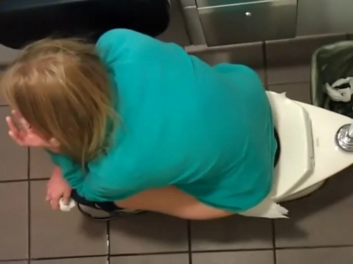 Peeing girl spied in a toilet
