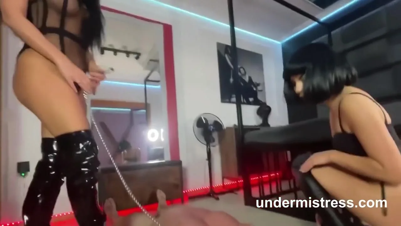 Facesitting 2 Dommes In Hot Lingerine