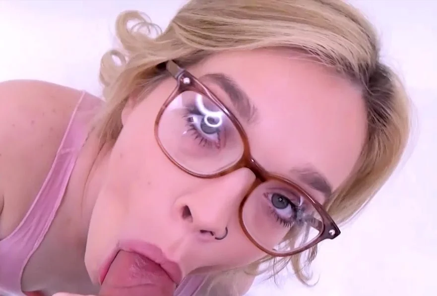Kinky blonde gives super blowjob in studio