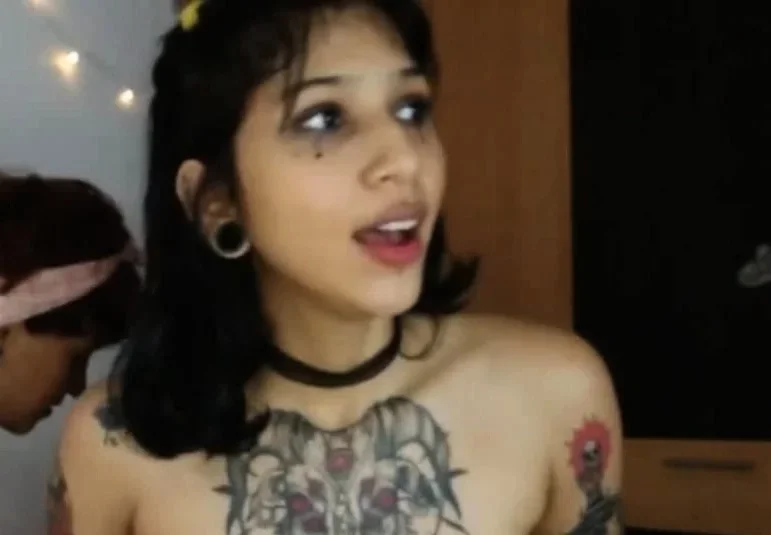 Alt lesbians fucking with strapon on webcam