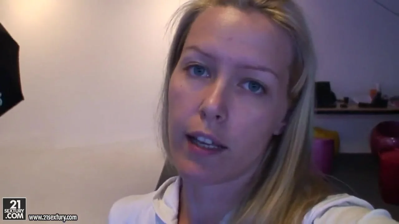 Cameron, Nesty and Sophie have fun in a hotel room