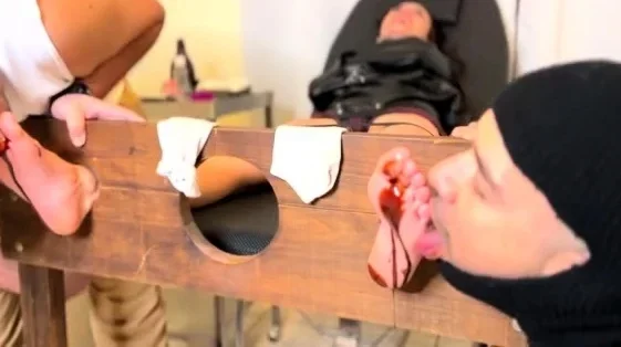 Perverstage – Melissas feet will be tickled, chocolated,