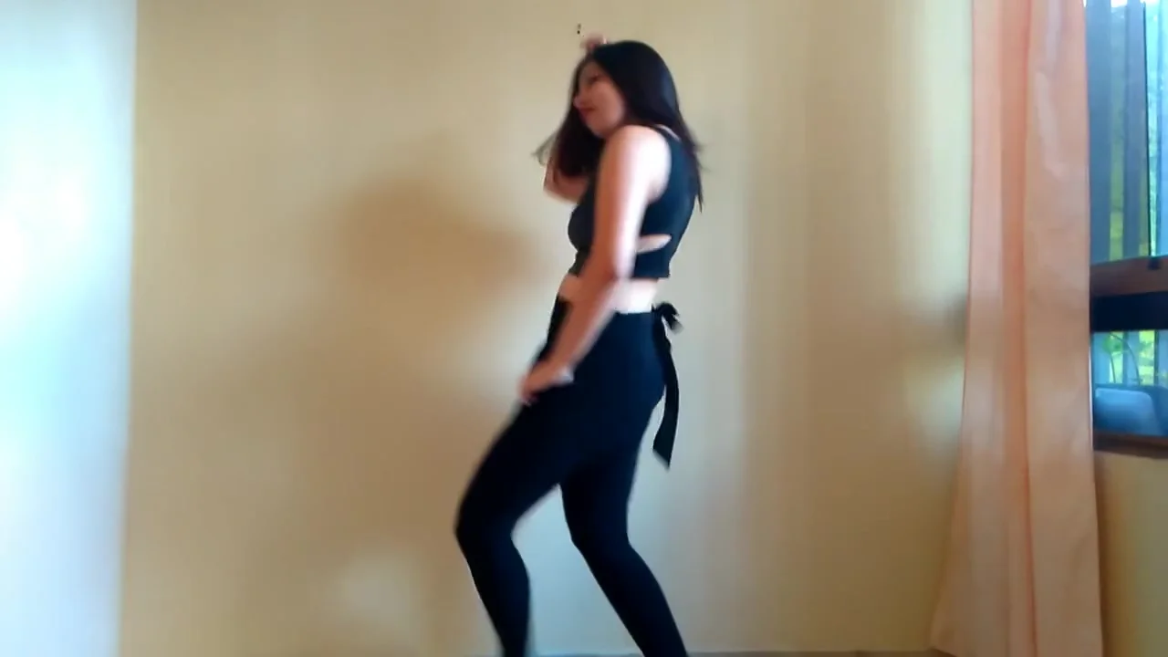 Sexy Girl from Venezuela dancing to Bailame