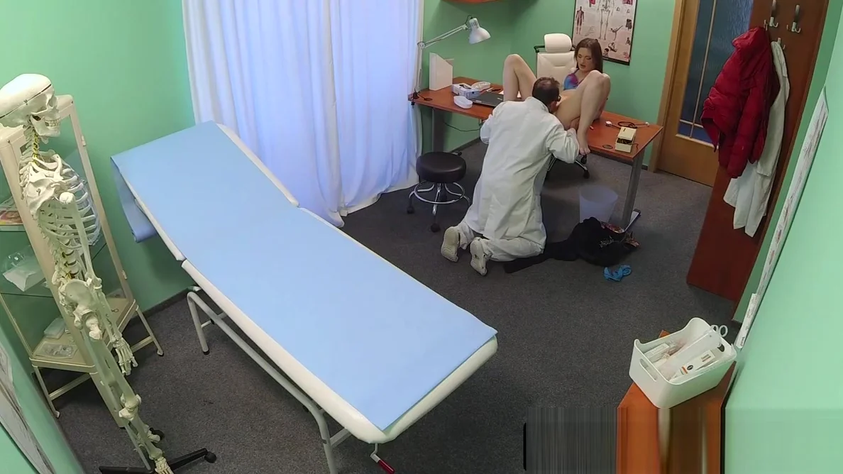 Euro patient pussyfucked by doctor on