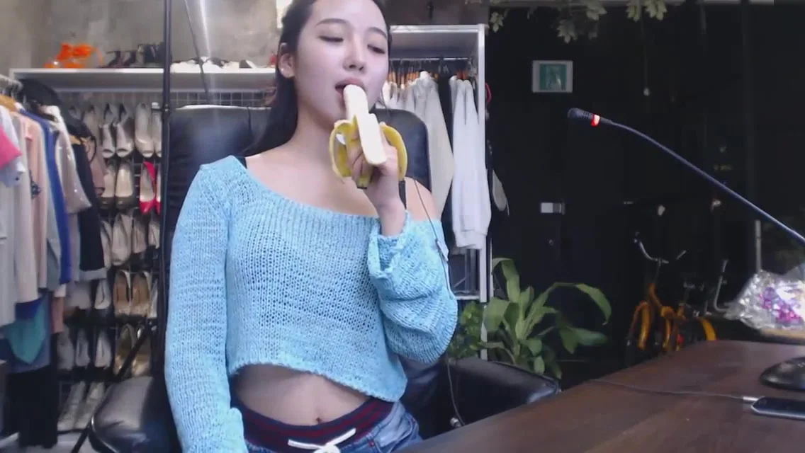 gai xinh Han Qu&ocirc c cute khoe hang