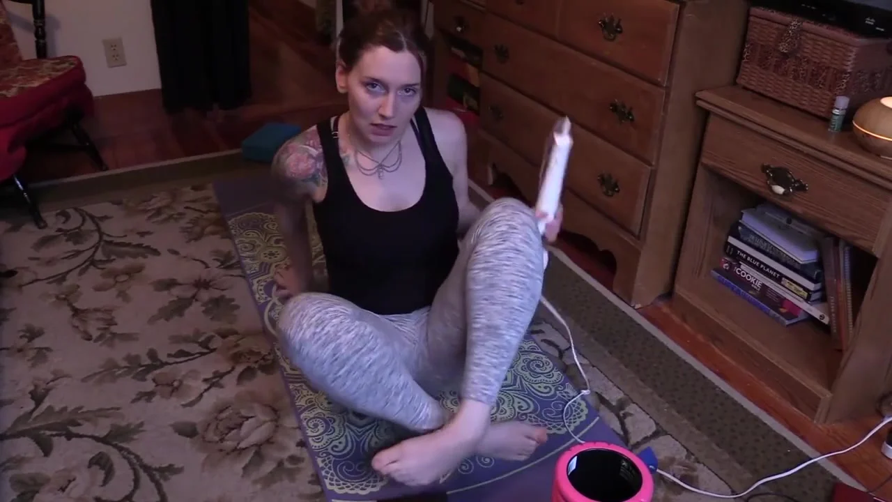 Bettie Bondage In Yoga Milf Masturbates And Squirts