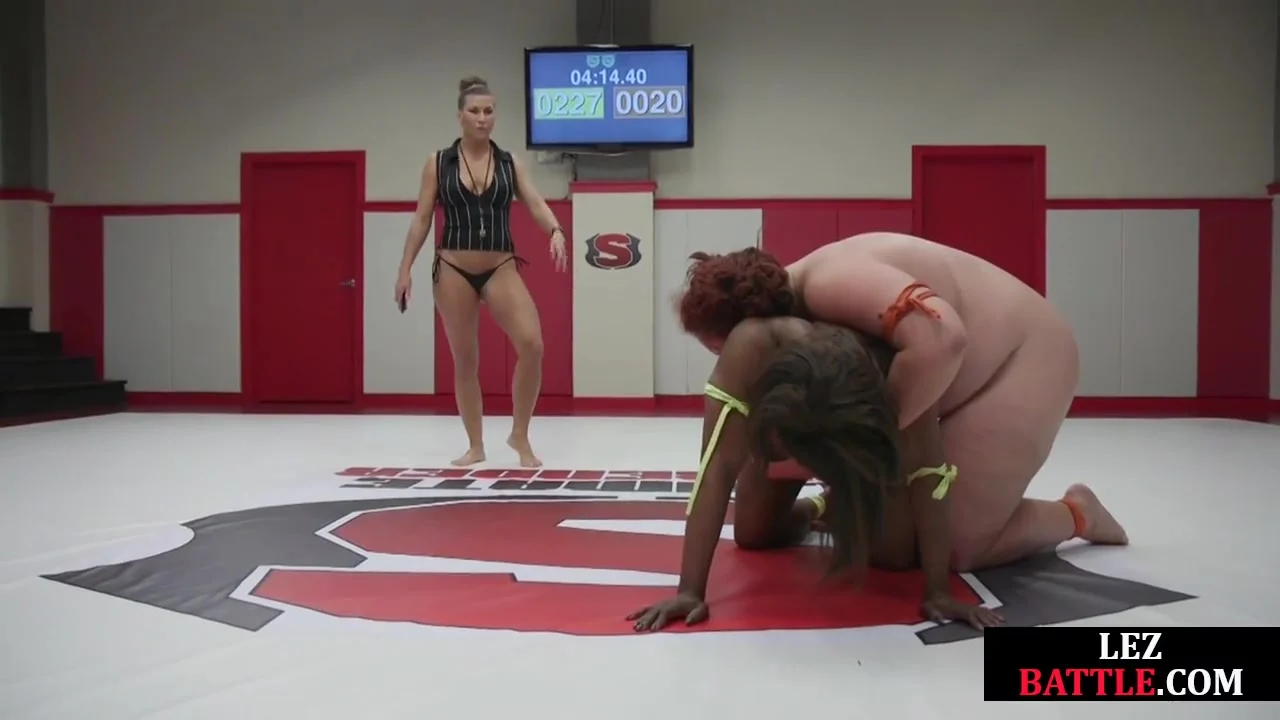 Chubby lezbian wrestler fights against Ebony on mat