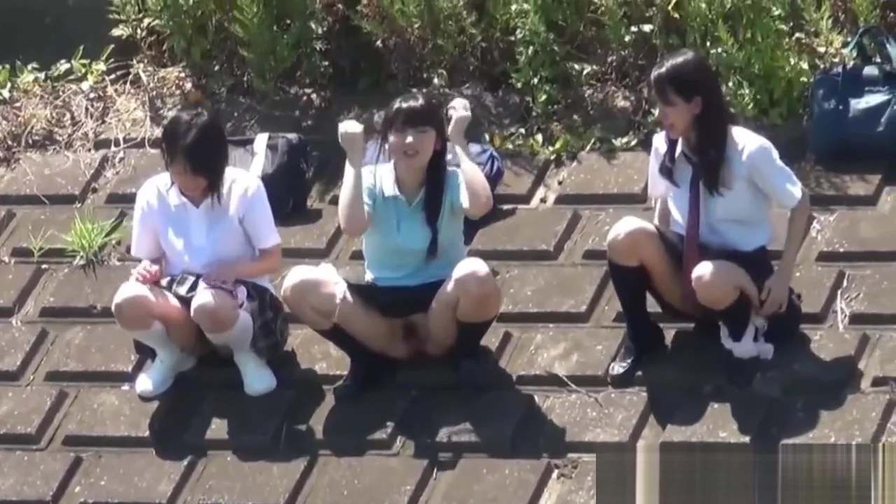 Asian teenagers 18+ peeing in bushes