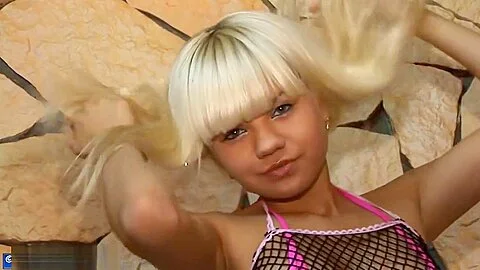 teen 18+ Gusel in Pink Bikini