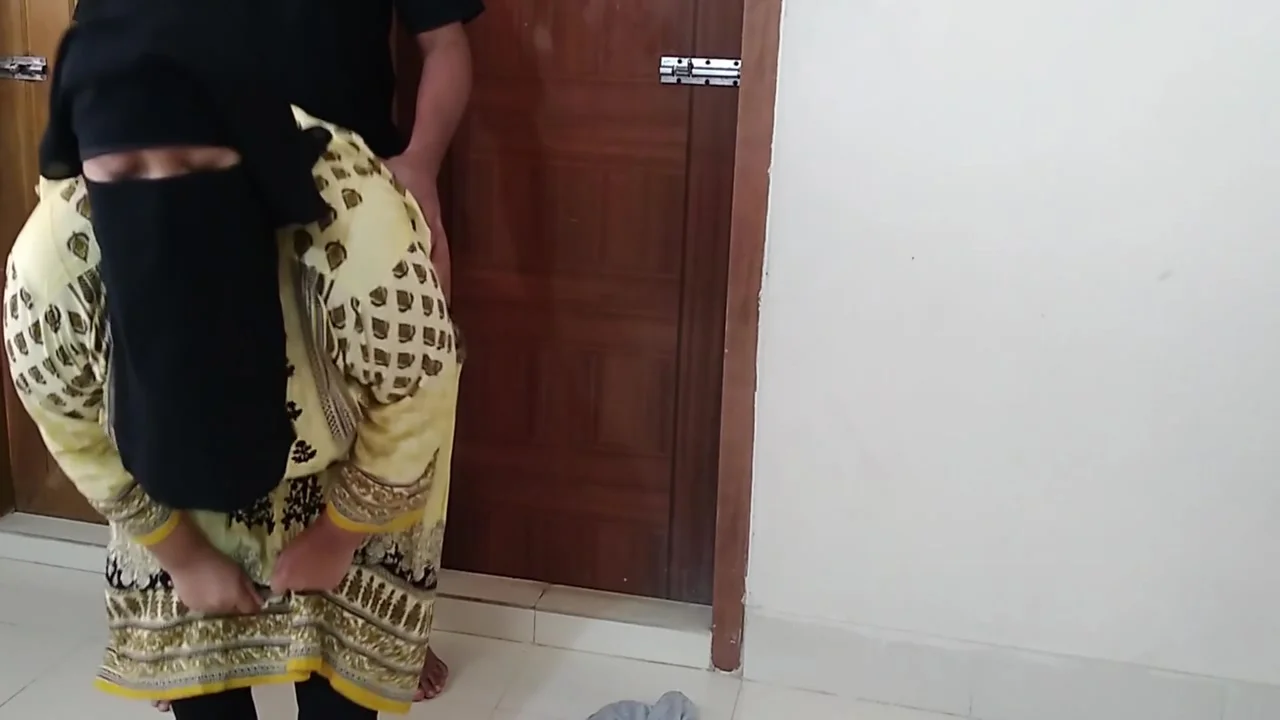 While Ayesha Bhabhi Is Sweeping Her Room, Devor Comes & Gives Her Ass Fuck - Pakistani Muslim Hijab Sex