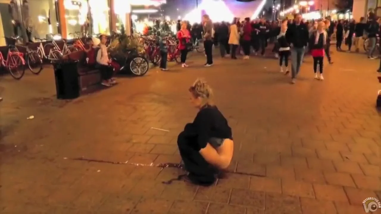Brave blonde urinates on the middle of the crowded street!