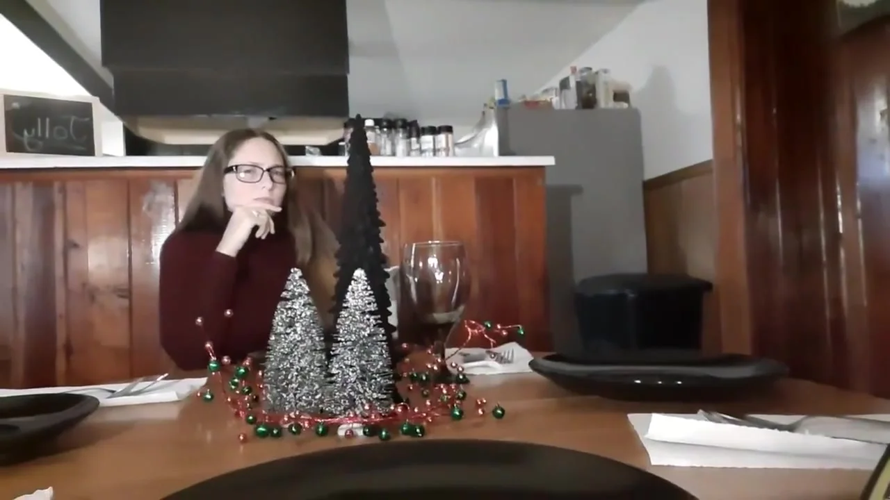 Nicole Nabors In Family Dinner Party
