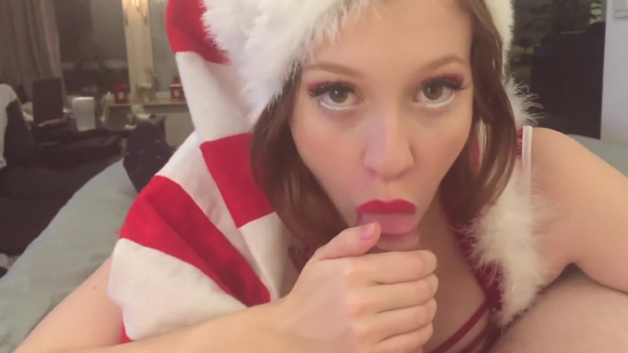 Amateur teen 18+ GF gives her boyfriend a christmas gift