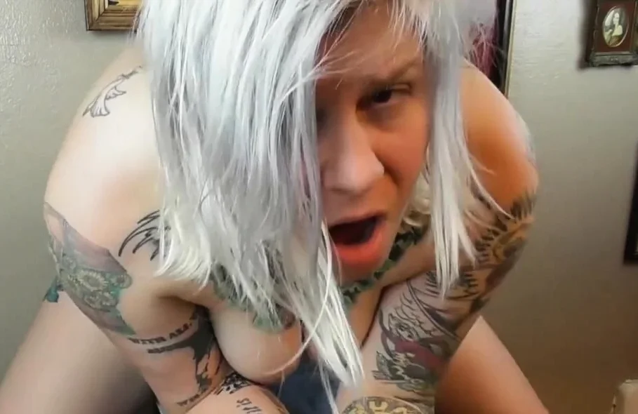 Big-Ass Tattooed Amateur Orgasms Humping Her Computer Tower