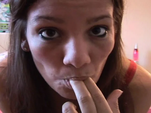 Provoking teen beauty Kate shows off her lovely peach for the camera