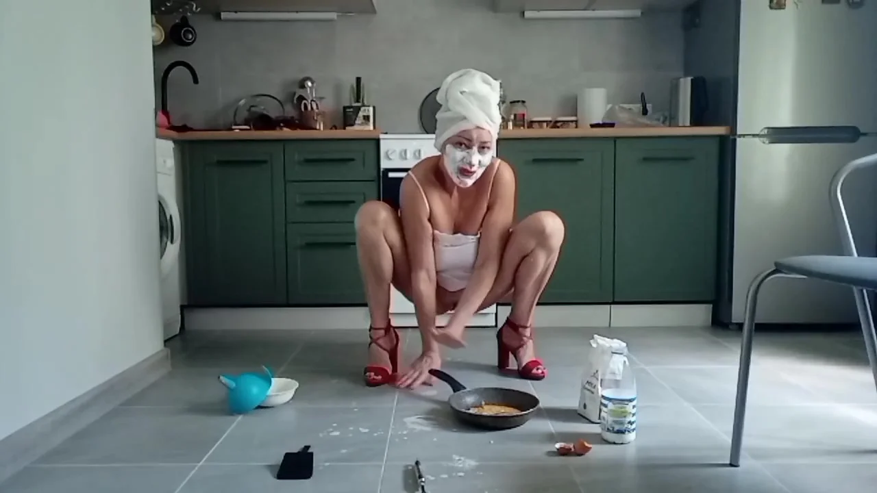 Slut Step mom Pours Dough Into Her Pussy And Bakes Pancakes