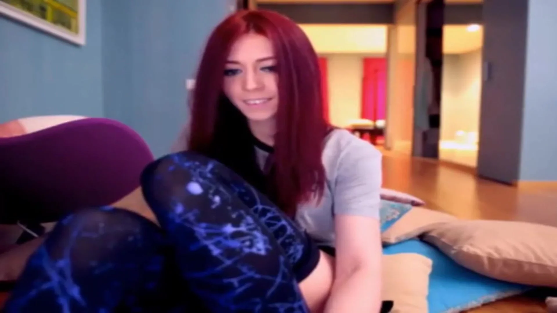 Amateur Webcam Cute Redhead Girl With Connected Toy