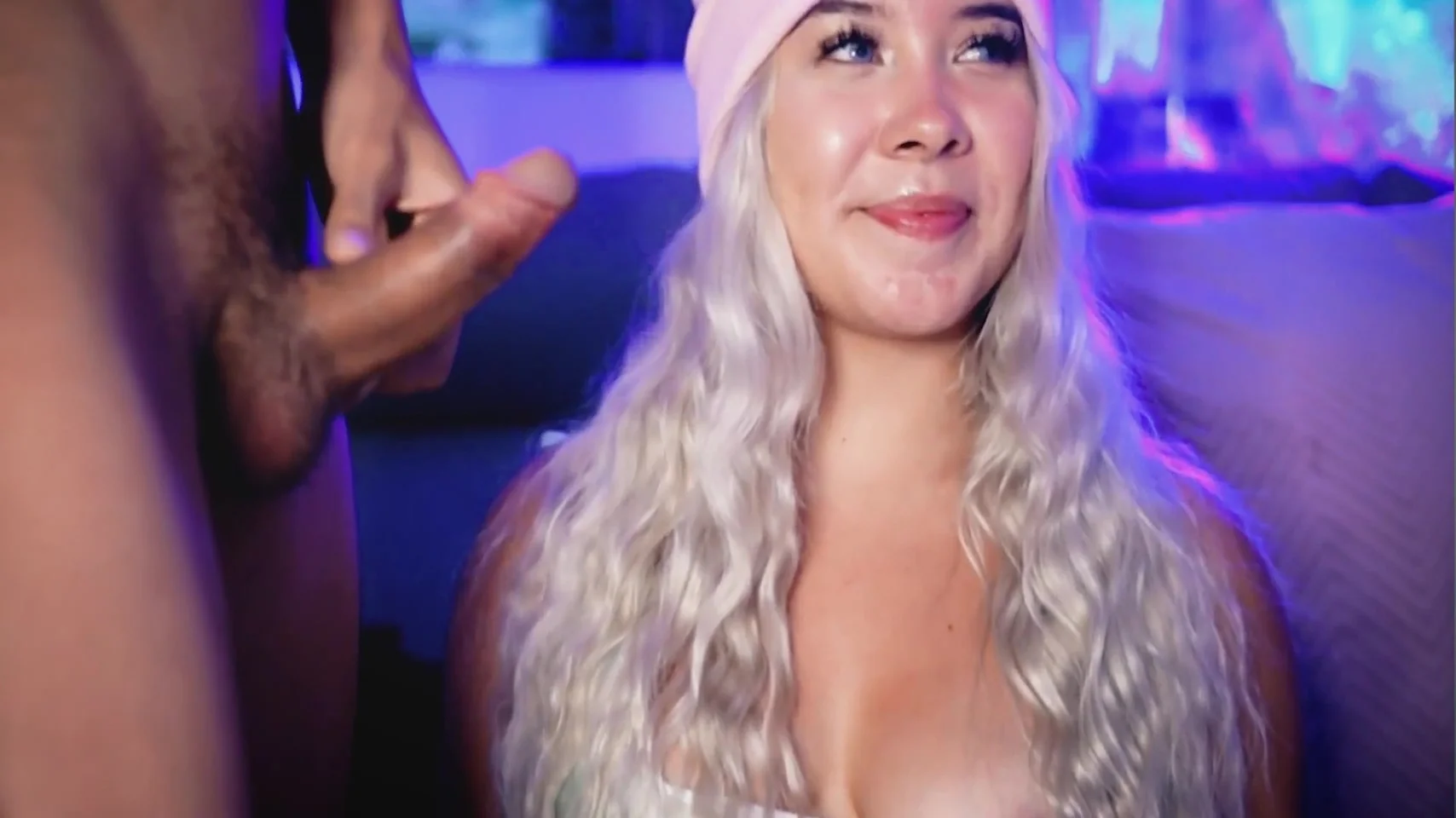 Sexy Colombian Pleases Her Boyfriend While They Make Money Online 9 Min