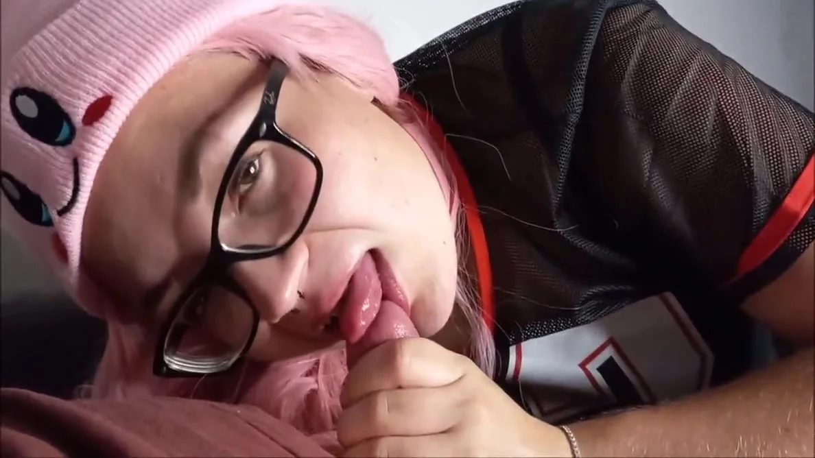Gamer teen 18+ Loves To Blow And Swallow Cum