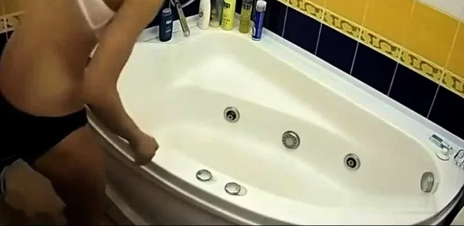peeping at stepsister shaving while jerking