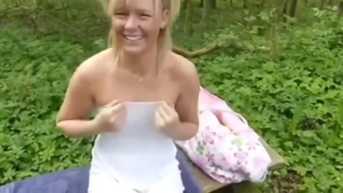 Lucky Dude Fucks Horny Slut in Park with Creampie