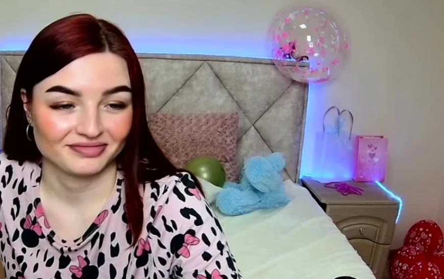 Cute redhead babe NicolPot chats on webcam live solo show