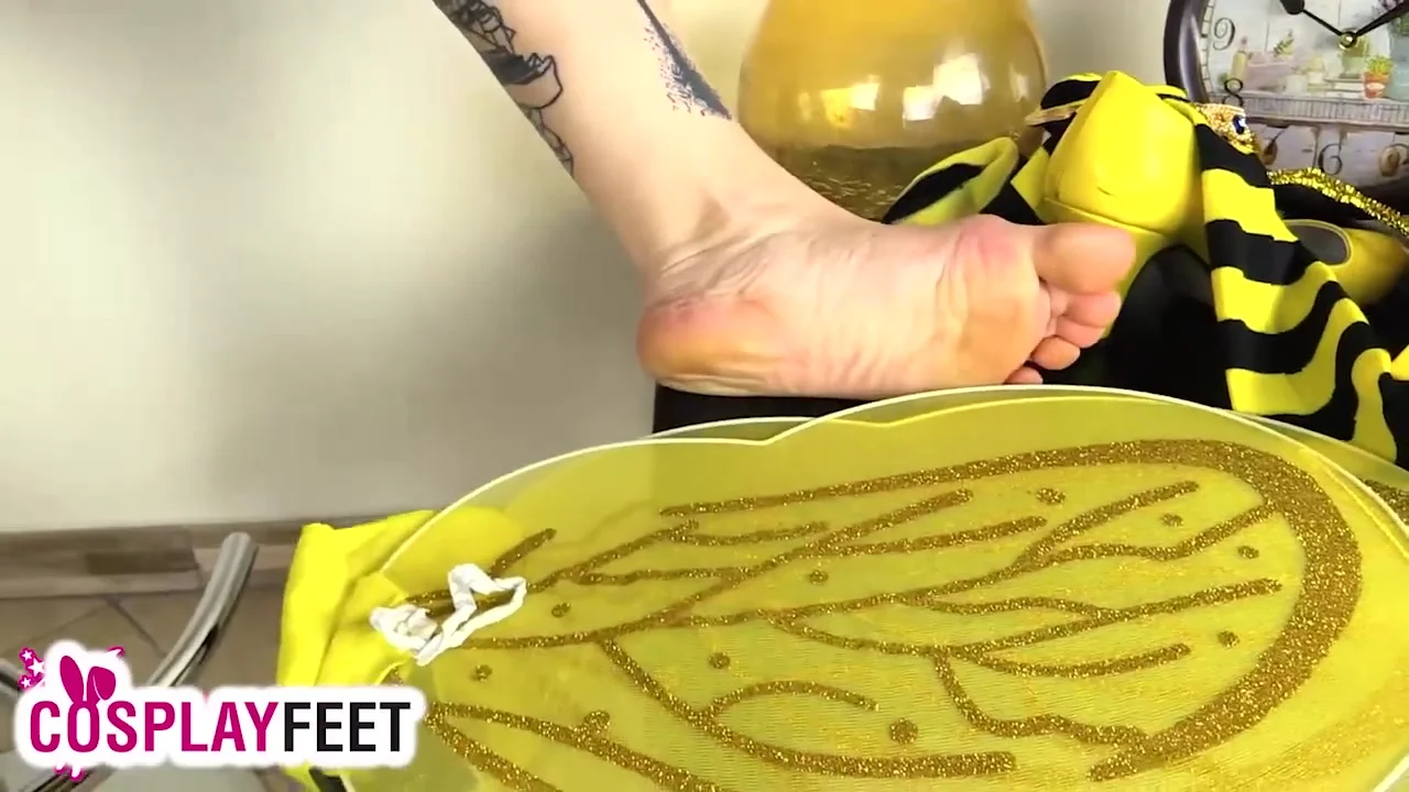 Foot fetish bee cosplayer takes off striped stockings