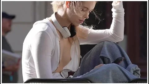 Beautiful Girls - Two Really Beautiful Cute Girls Expose Their Bodies In Public