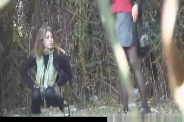 babe peeing outdoor