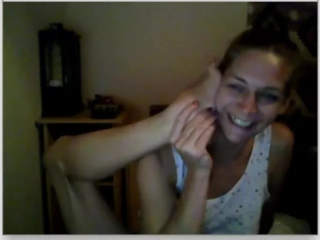 sexy girl show her sexy feet on chatroulette
