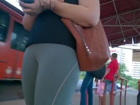 Dark spandex pants fat cameltoe