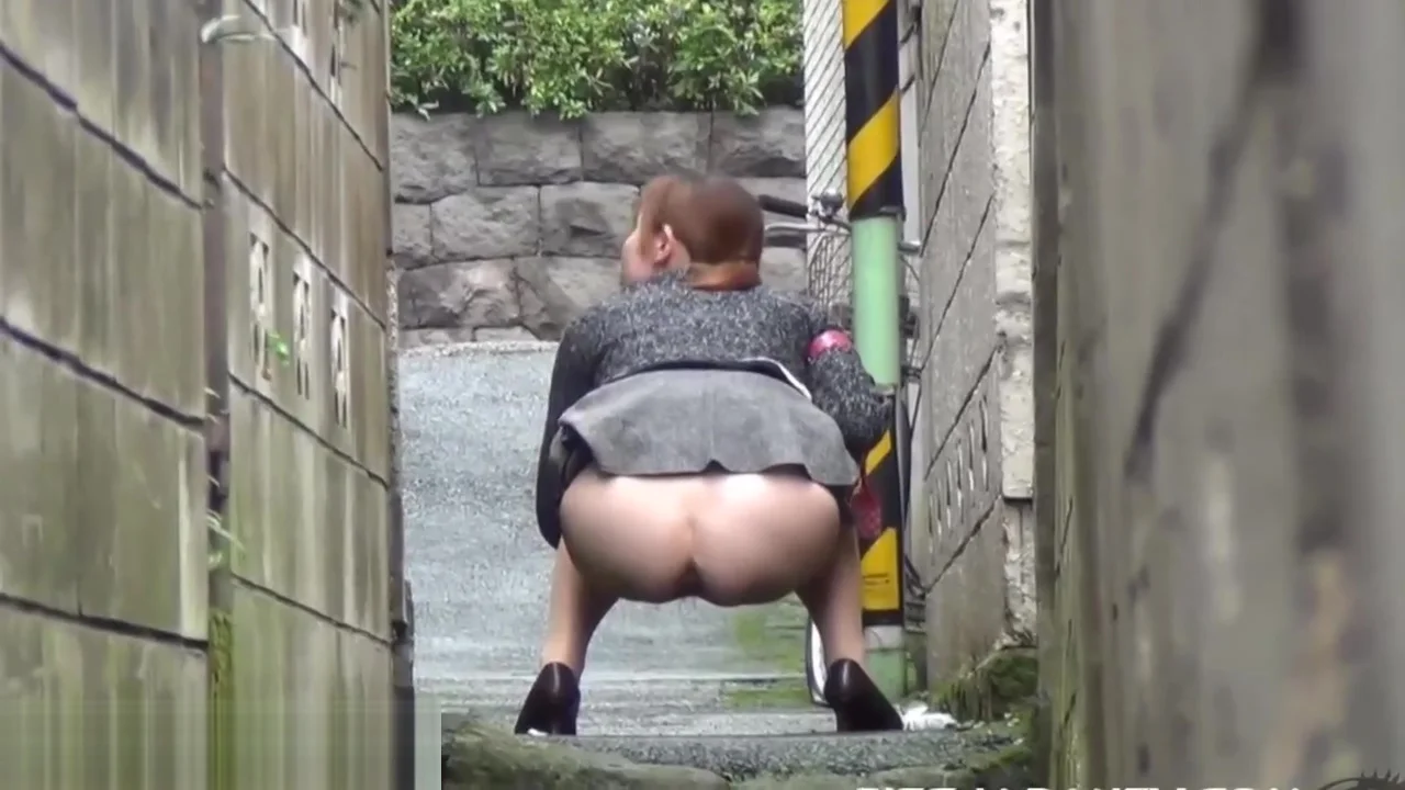 Asian hos alleyway pissin