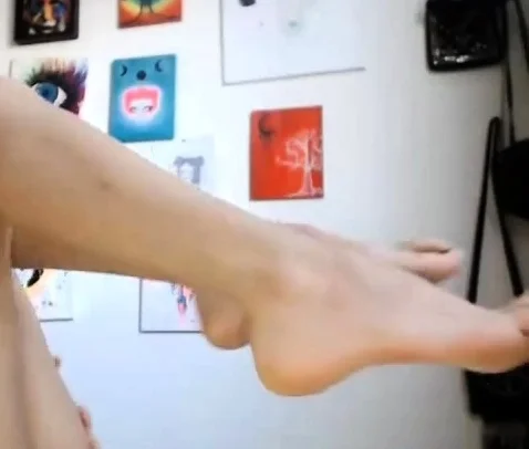 Teen webcam model spitting and sucking her toes