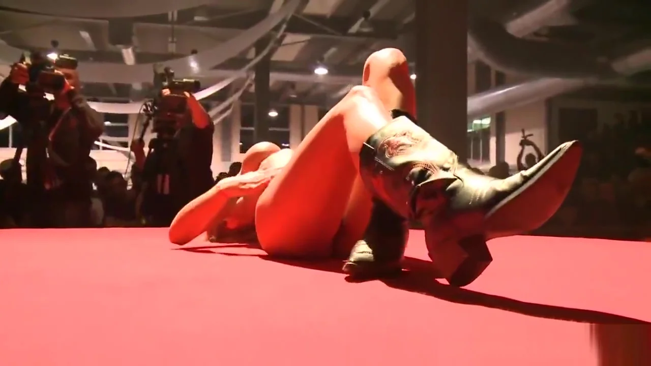 Hottie in black boots dildos her juicy pussy