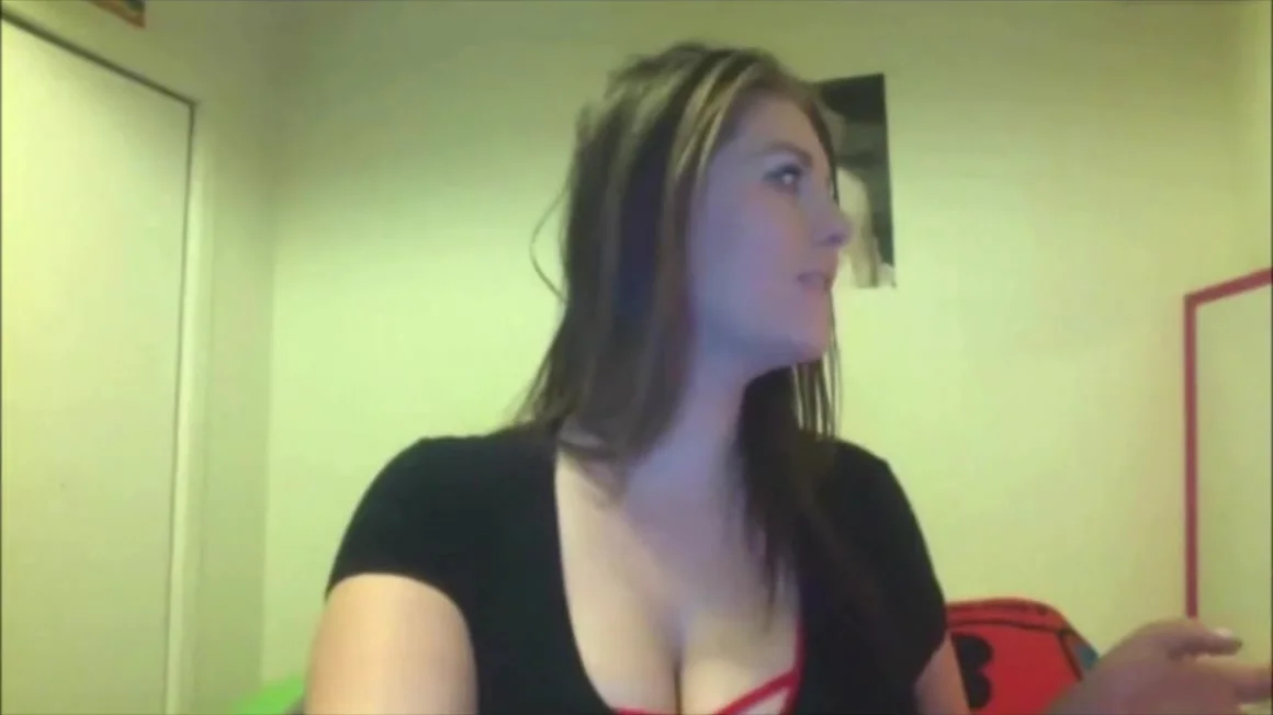 SEXY GIRL QUICKLY SHOWS HER BIG TITS