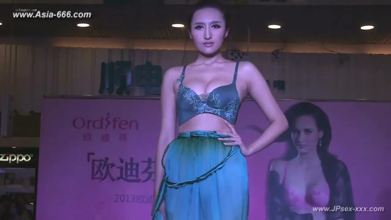 Chinese model in sexy lingerie show.4